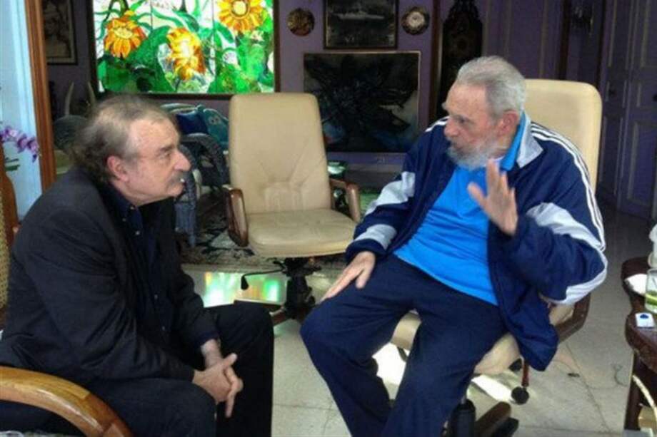 Foto tomada del sitio oficial Cubadebate, de la reunión sostenida el pasado viernes 13 de diciembre de 2013, entre el expresidente cubano Fidel Castro y el periodista español Ignacio Ramonet en La Habana (Cuba)