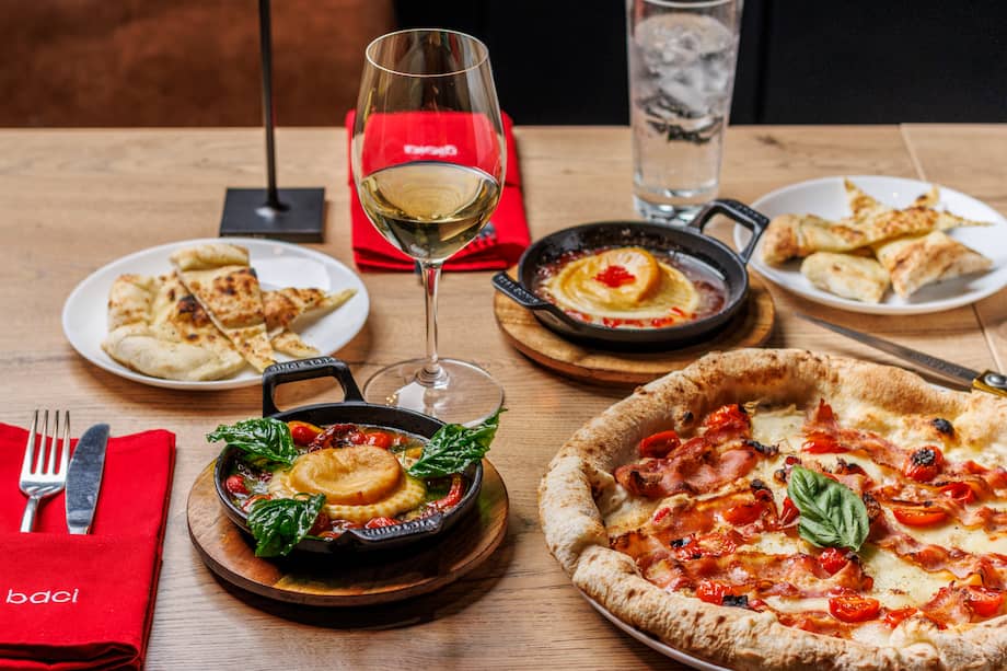 La pizza napolitana suele reconocerse por su masa tierna, sus bordes inflados y su cocción rápida en horno muy caliente.