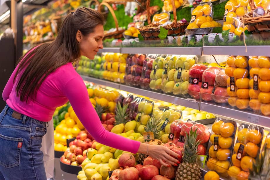 El color, el olor y la firmeza pueden ayudar a saber si una fruta está en buen punto antes de comprarla.