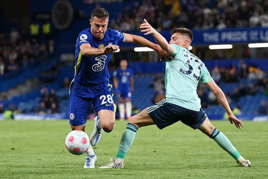 Cesar Azpilicueta (izquierda), jugador de Chelsea, disputa la pelota con Luke Thomas, en el partido que terminó en empate con Leicester.