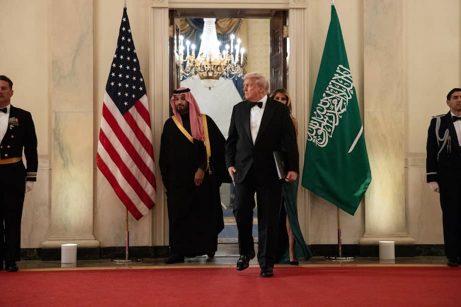 El príncipe heredero y primer ministro del Reino de Arabia Saudita, Mohammed bin Salman (izquierda), se une al presidente estadounidense Donald Trump.