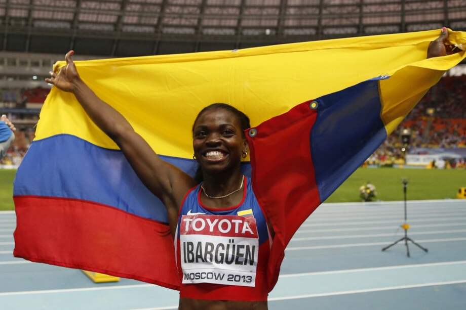 Caterine Ibargüen celebra su triunfo en el Mundial de Atletismo que se llevó a cabo en Moscú. Foto: AFP