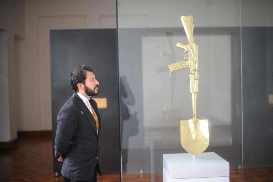 El maestro Sastoque es conocido como el artista que promueve la paz a través de su oficio. / Cristian Garavito