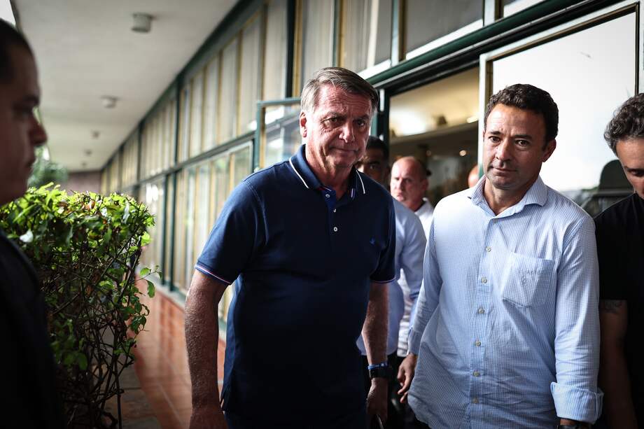 El expresidente de Brasil, Jair Bolsonaro, sale del aeropuerto de Congonhas, en São Paulo. La Corte Suprema comenzará a analizar la denuncia de la Fiscalía contra él por presuntamente maquinar un golpe de Estado para impedir la investidura de Luiz Inácio Lula da Silva.