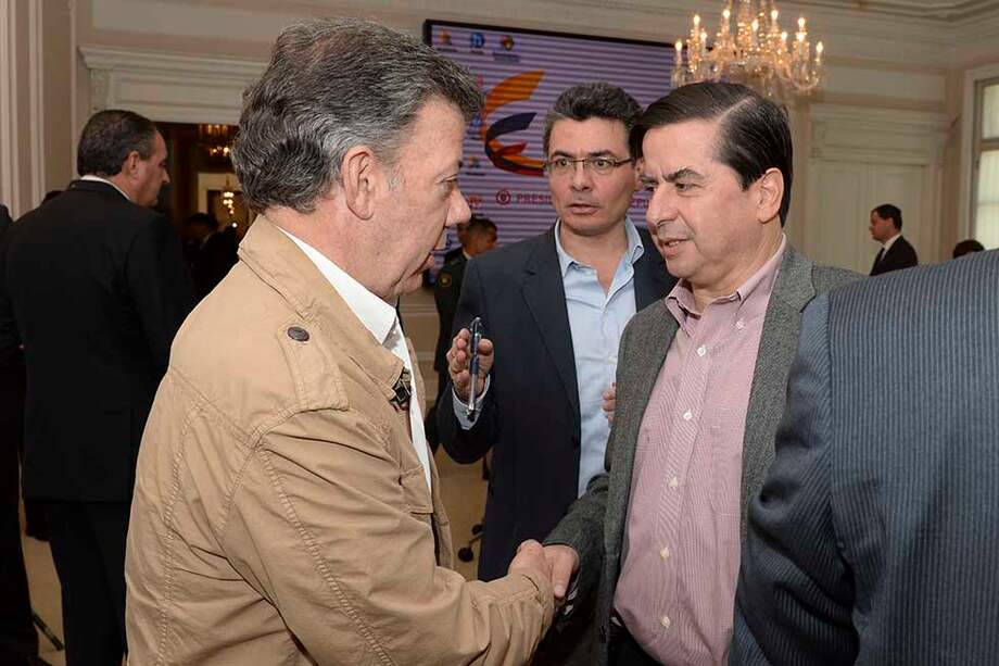 El presidente Juan Manuel Santos y el ministro Juan Fernando Cristo celebraron la invitación del excomisionado Luis Carlos Restrepo al uribismo a participar de la negociación de paz. / Presidencia.