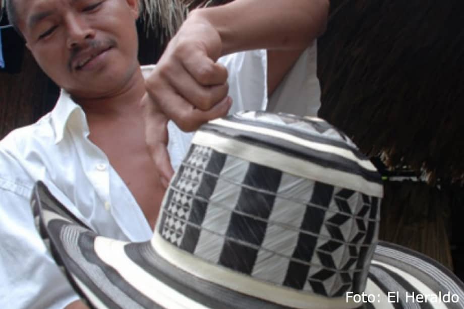 Artesano colombiano con su creación. Foto: El Heraldo