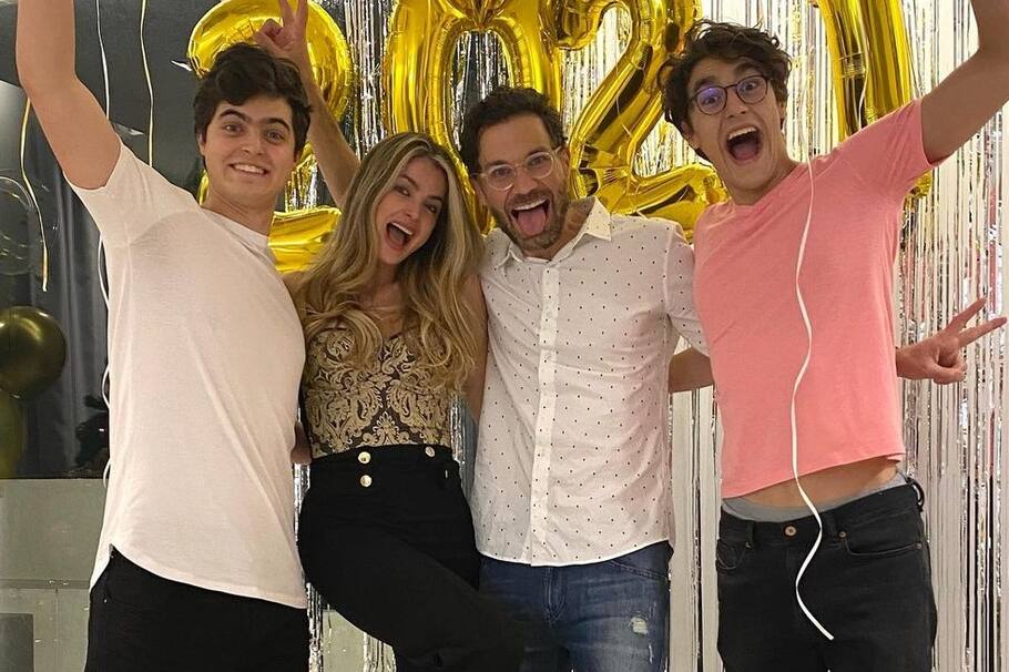 Los hijos de los presentadores Cristina Hurtado y Josse Narváez, recibieron la noticia de la llegada del nuevo integrante de la familia