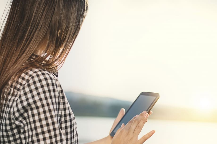 ¡No esperes a que él te escriba primero! 4 consejos para dar el primer paso