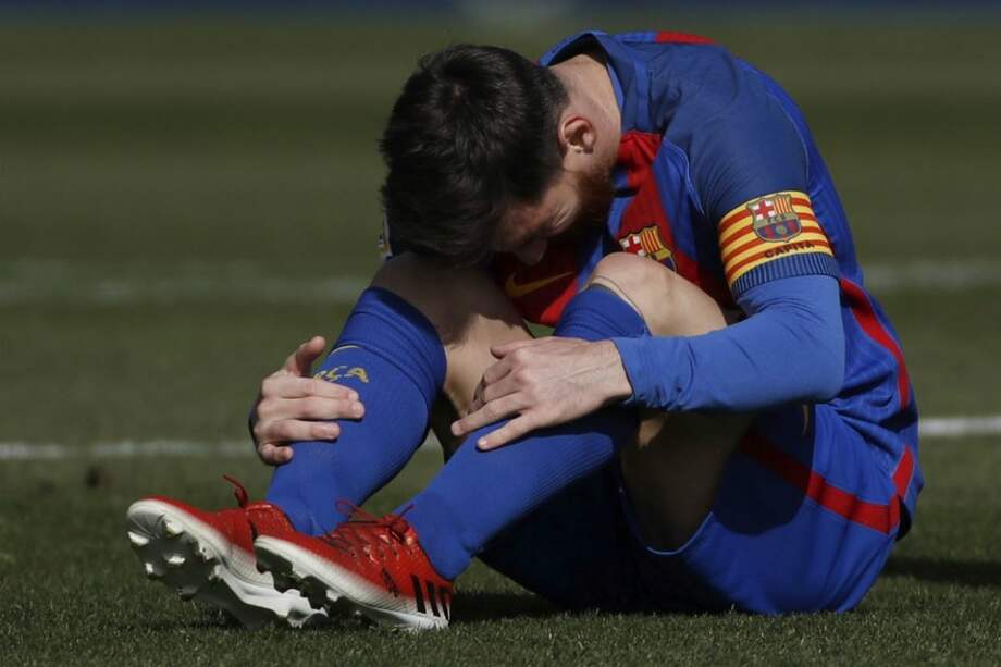 El delantero argentino del FC Barcelona, Lionel Messi, tras una caída durante el partido de Liga de este domingo contra el Betis. / EFE