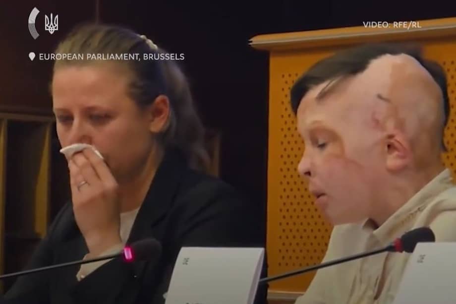 Roman Oleksiv, de 11 años, relata en el Parlamento Europeo cómo perdió a su madre en un ataque ruso en 2022. Su testimonio conmovió incluso a la intérprete.