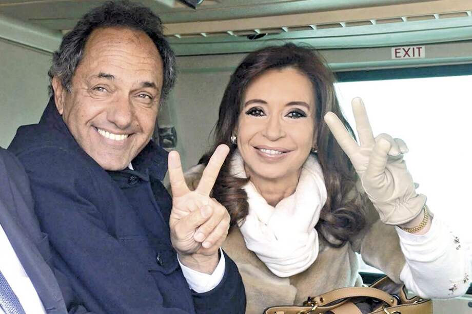 La presidenta argentina, Cristina Fernández de Kirchner, junto a Daniel Scioli, durante la campaña presidencial. / AFP