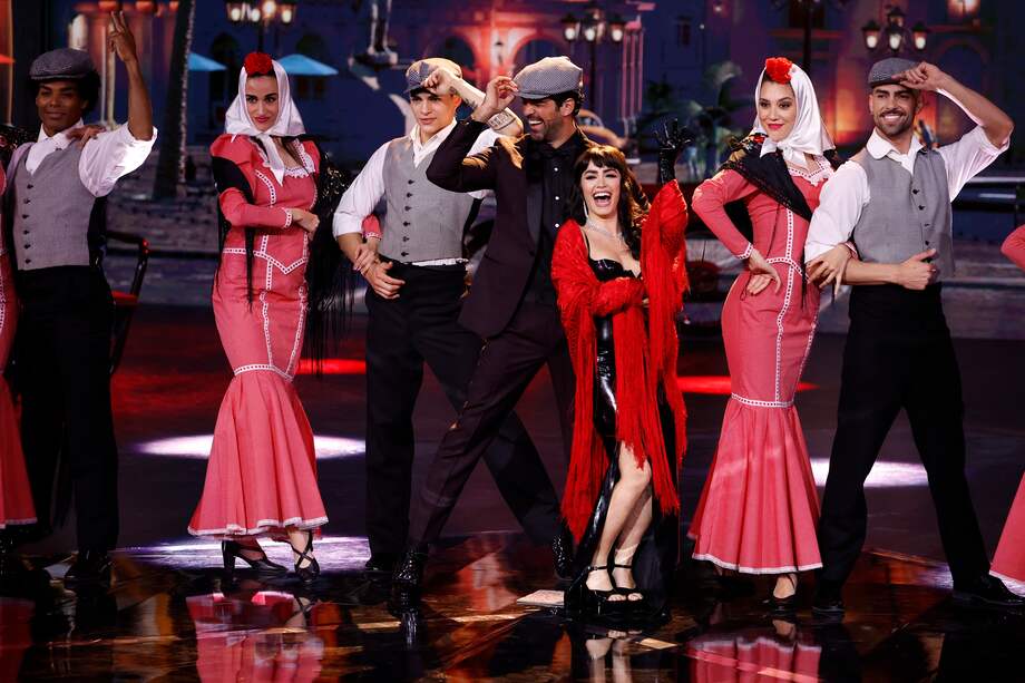 Los actores Lali Espósito (3-d) y Miguel Ángel Muñoz (c), durante la ceremonia de entrega de los Premios Platino celebrada este domingo en el recinto IFEMA de Madrid. EFE/Chema Moya
