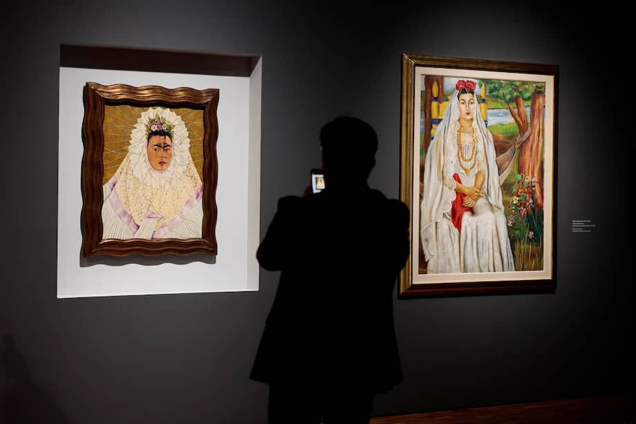 Una persona observa la muestra Relatos Modernos este lunes, obras emblemáticas de la Colección Gelman Santander en el Museo de Arte Moderno en Ciudad de México (México).