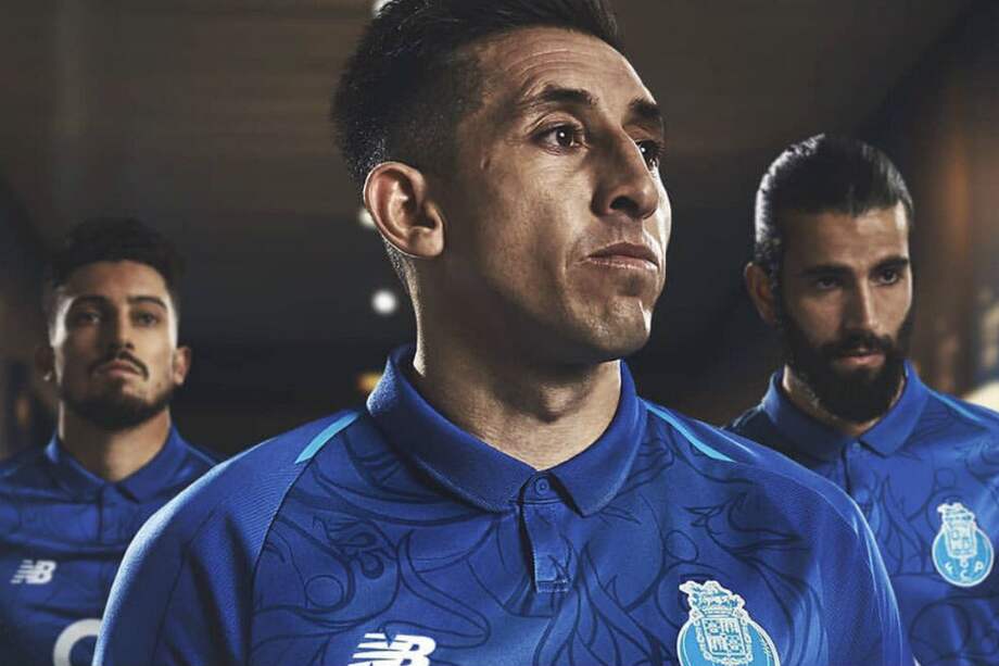 El volante mexicano Héctor Herrera luego de las dos intervenciones quirúrgicas. / Porto