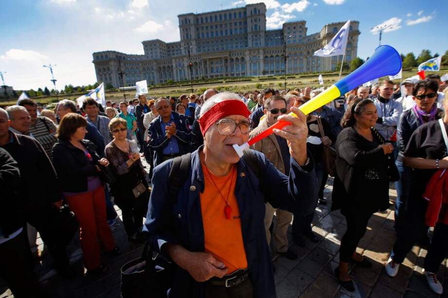 Decenas de manifestantes gritan frente al Palacio del Parlamento de Rumanía, en Bucarest (Rumanía).