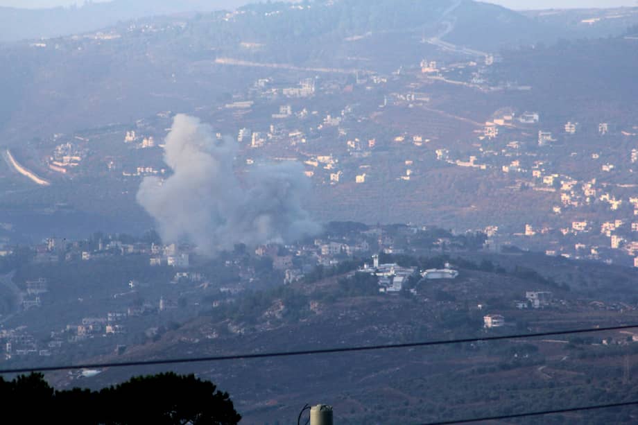 El humo se eleva desde el lugar de un ataque aéreo israelí contra pueblos libaneses, visto desde Marjaayoun, en el sur del Líbano, a primeras horas del 23 de septiembre de 2024.