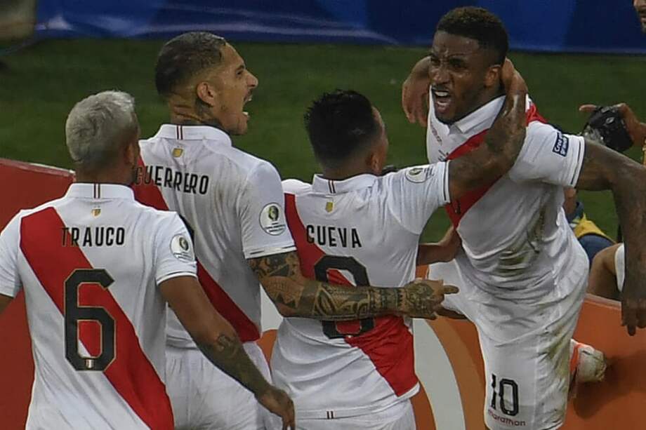 Farfán (d) celebra el segundo gol en la victoria de Perú sobre Bolivia. / AFP
