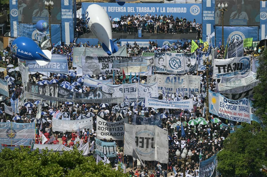 Esta imagen muestra una protesta organizada por sindicatos argentinos en la Plaza de Mayo, en Buenos Aires, el 18 de diciembre de 2025.
