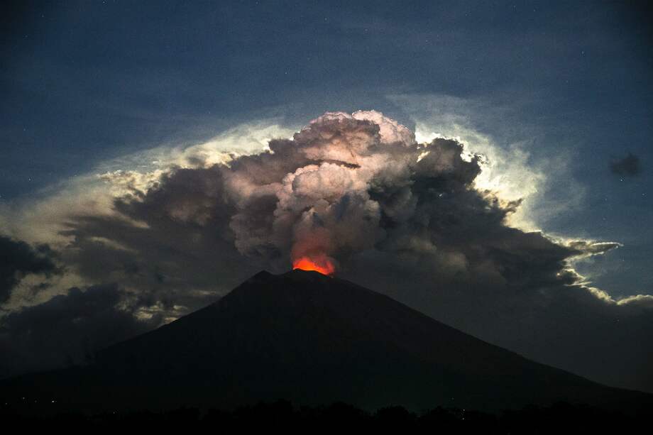 Fotografía del Monte Agung mientras arroja cenizas volcánicas desde la villa Kubu en Karangasem, Bali (Indonesia). / EFE
