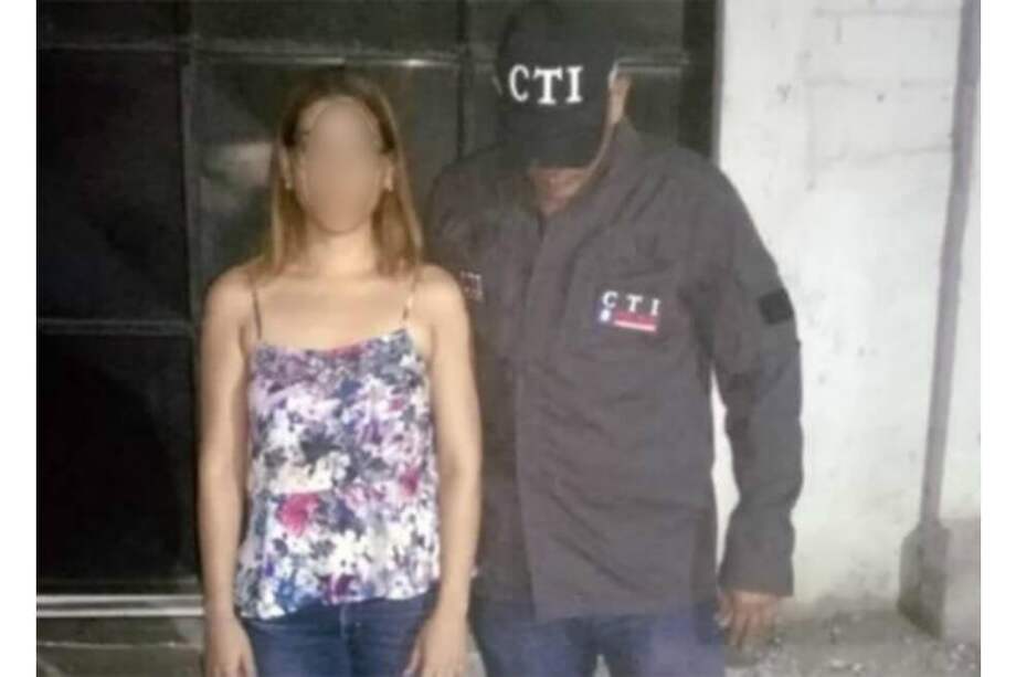 La mujer fue capturada por la Fiscalía y es acusada de abusar sexualmente del menor de diez años. / Cortesía