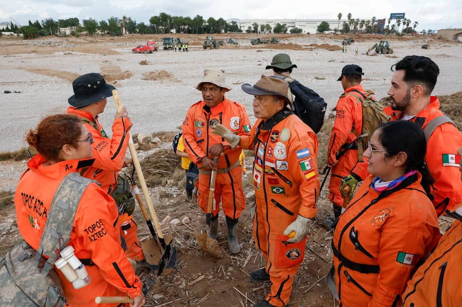 Un grupo de rescatistas mexicanos, de la Brigada Internacional de Rescate Topos Azteca,