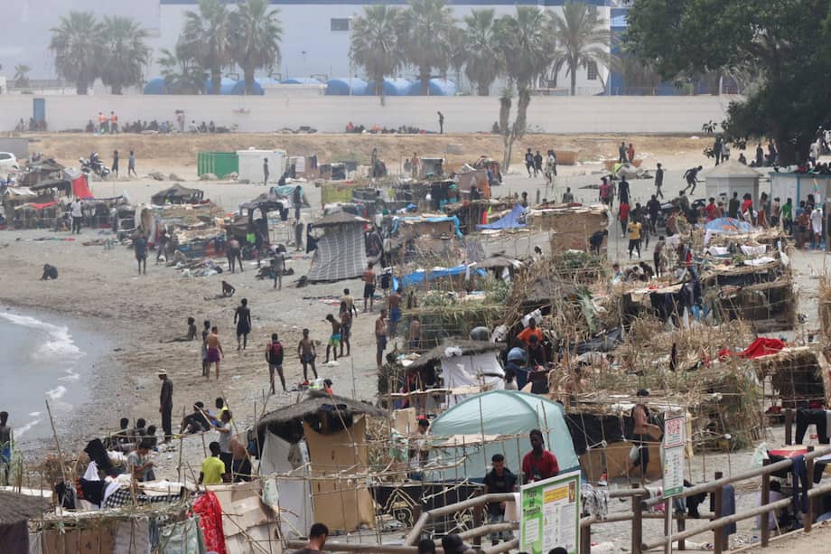 La entrada masiva de migrantes desde Marruecos a Ceuta, ocurrida el pasado 30 de julio, ha provocado una tragedia sin precedentes en la frontera, con más de 70.000 personas que cruzaron a pie o nadando al enclave español.