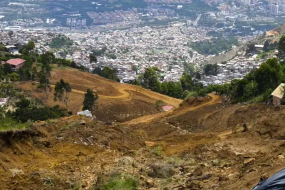 La franja de tierra desprendida por el deslizamiento atraviesa la ladera entre Bello y Medellín, rodeada por las viviendas del asentamiento de Granizal.