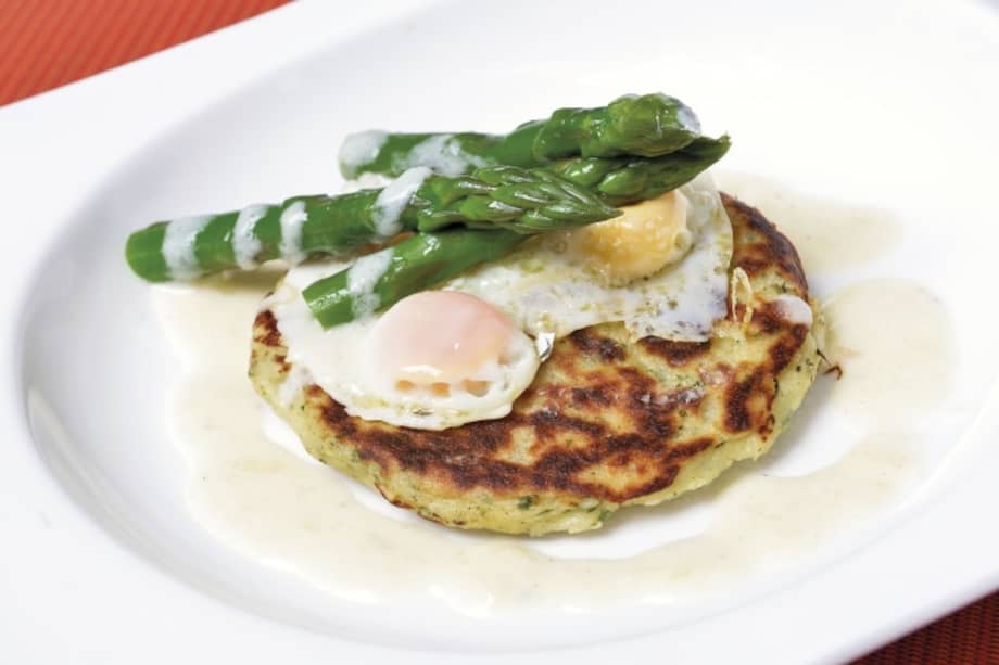 Huevos de codorniz sobre torticas de papa con hierbas y salsa de queso