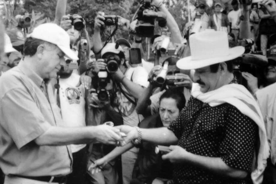 El excomisionado de Paz Luis Carlos Restrepo (izq.) y el excomandante paramilitar Hernán Giraldo, durante las negociaciones de paz. / Jesús Abad