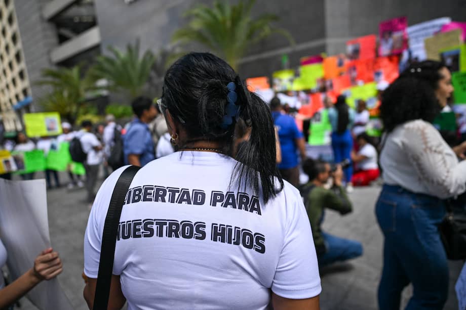 Una mujer lleva una camiseta que dice "Libertad para nuestros hijos" durante una manifestación de familiares de migrantes venezolanos deportados desde Estados Unidos a una prisión de máxima seguridad en El Salvador.