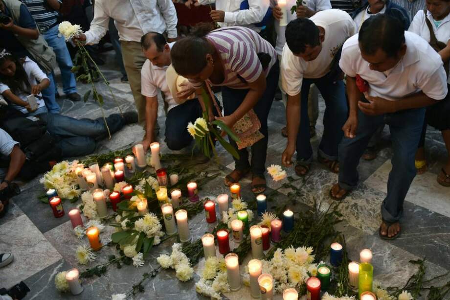 Paramilitares de Guerrero hallan nuevas fosas en la búsqueda de estudiantes