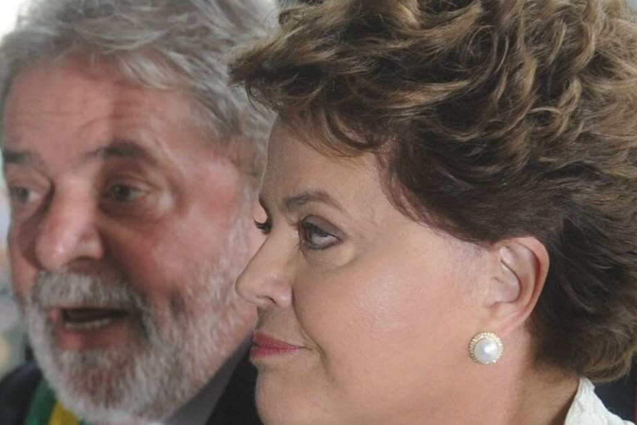 Dilma está tratando de enderezar su barco político al lado de Lula. / EFE
