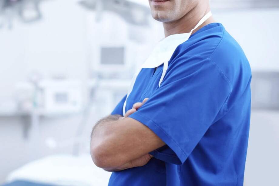 Imagen de referencia. Al trabajador del centro médico se le acusa de poner en peligro la salud de las personas con las que tuvo contacto por no respetar la medida de cuarentena ordenada por las autoridades nacionales. / Pixabay