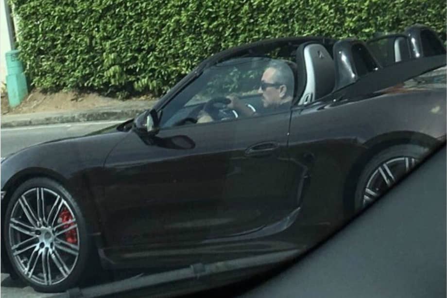El exgobernador de Santander Hugo Aguilar fue condenado por parapolítica y causó polémica por conducir un vehículo de alta gama, un convertible Porsche. / Foto: Cuenta de Twitter de la periodista Diana Saray