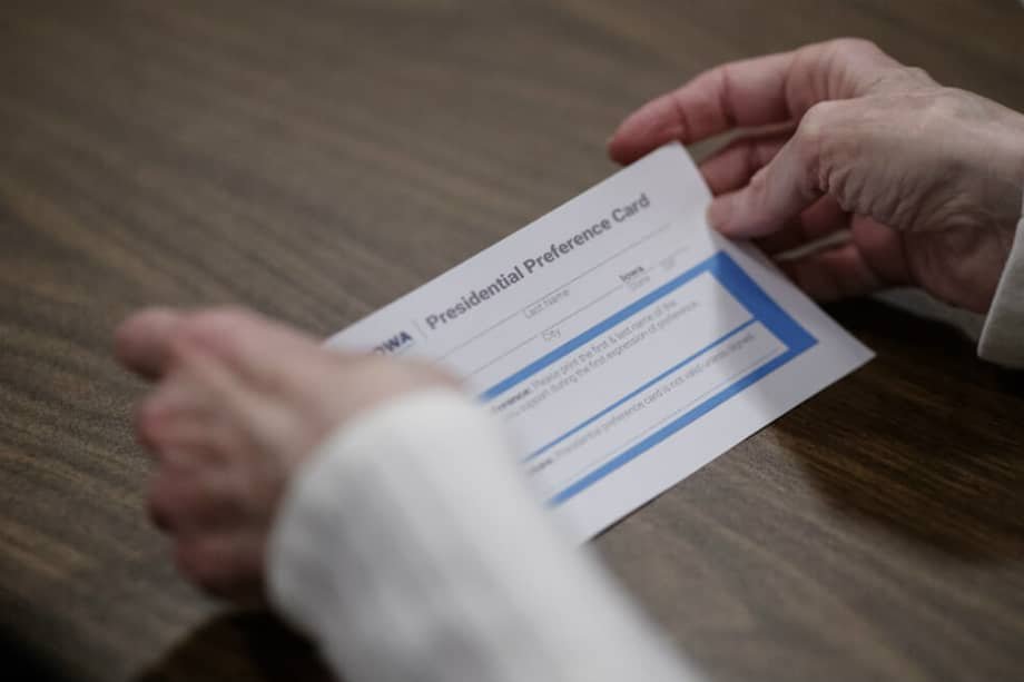Un asistente examina una Tarjeta de Preferencia Presidencial en blanco durante un simulacro de caucus el 28 de enero de 2020 en Mason City, Iowa. / AFP