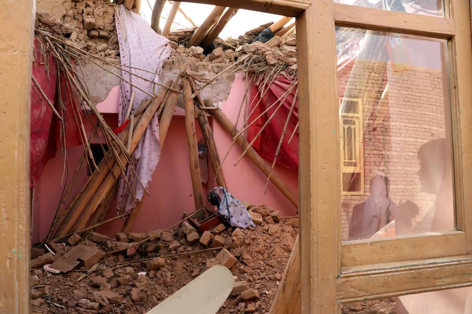 Voluntarios y autoridades locales trabajan entre los restos de viviendas destruidas tras el sismo que sacudió la provincia de Samangan, en Afganistán.