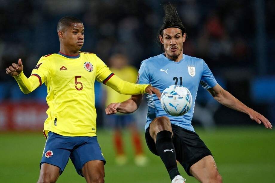 Wilmar Barrios disputa una pelota con Edison Cavani.