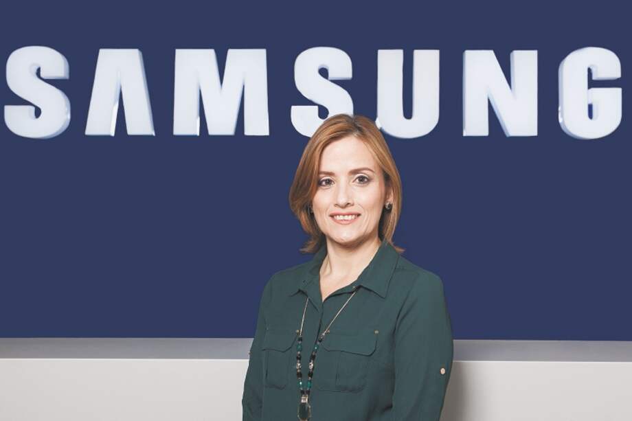 Patricia Velásquez cree que en un celular es esencial la conexión a internet y una buena cámara. /Cortesía Samsung