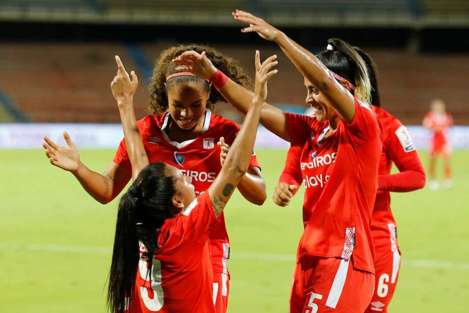 Las jugadores escarlatas festejan el único tanto del partido.