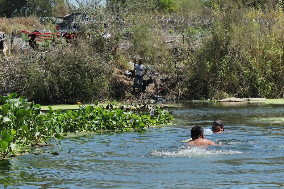 Migrantes intentan cruzar el Río Bravo para tratar de ingresar a Estados Unidos. Una de las rutas migratorias más peligrosas. EFE/Abrahan Pineda-Jacome