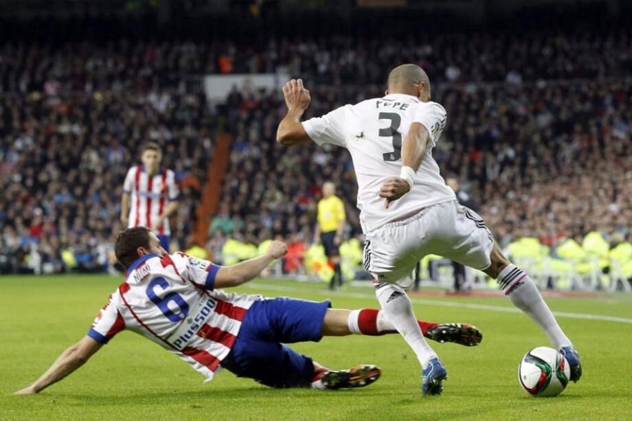 Real Madrid y Atlético no podrán fichar hasta 2018. Foto: EFE