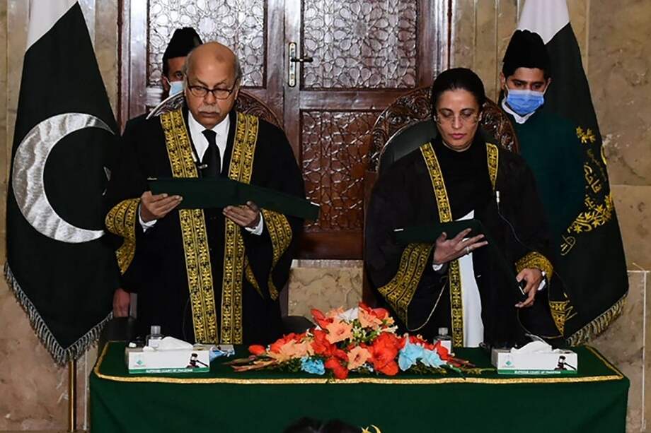 El presidente del Tribunal Supremo de Pakistán Gulzar Ahmed (izq.) presta juramento a Ayesha Malik como la primera jueza de la Corte Suprema del país.