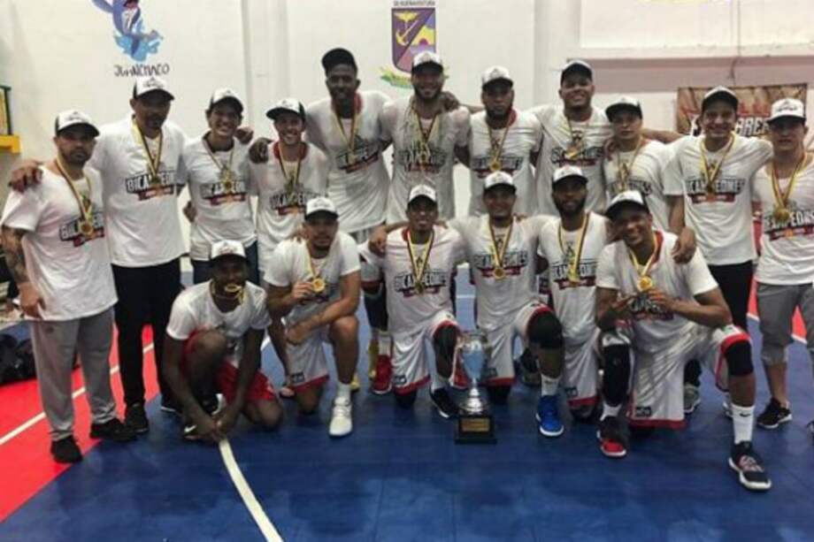 Titanes de Barranquilla, con las medallas y el trofeo que los acredita como lo campeones del baloncesto profesional de Colombia. / Instagram: titanes_baq