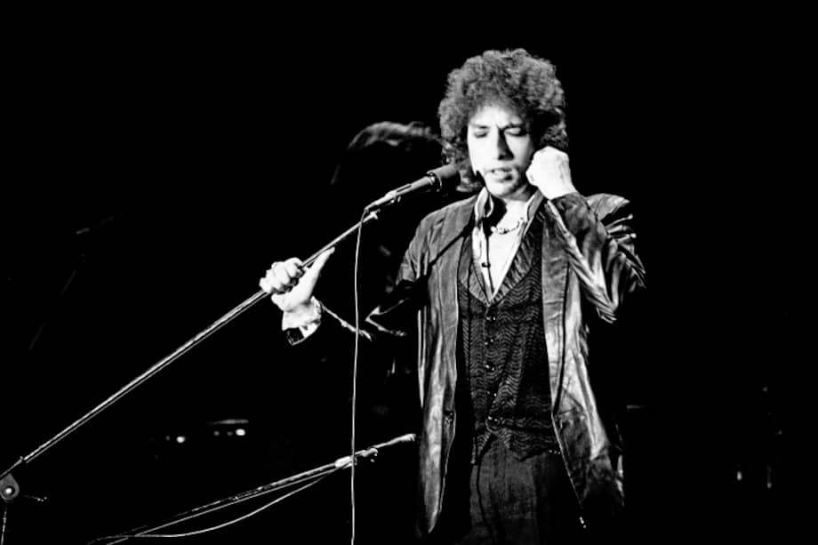 Bob Dylan publicó su primer álbum en 1962. El que fue la encarnación musical del movimiento antibelicista de los sesenta y del espíritu hippie, se introdujo en los florecientes garitos de la escena folk y creó temas de fama internacional, como "Blowin’ in the Wind", "Masters of War" o "The Times They Are A-Changin".