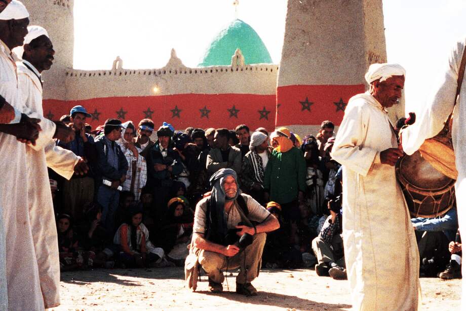 Fotografía cedida por Jim Metzner en la que aparece él mientras graba sonidos. EFE/ Jim Metzner