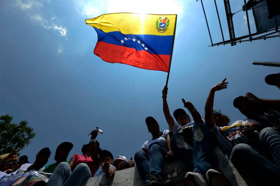 Los partidarios del candidato opositor Henrique Capriles durante un mitin en Valera, estado Trujillo, Venezuela. /AFP