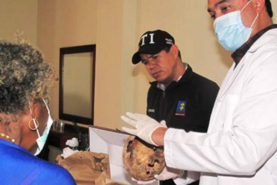 Los restos de dos personas de 21 y 25 años de edad, víctimas del conflicto armado, fueron entregados a sus familiares en La Dorada (Caldas). / Archivo