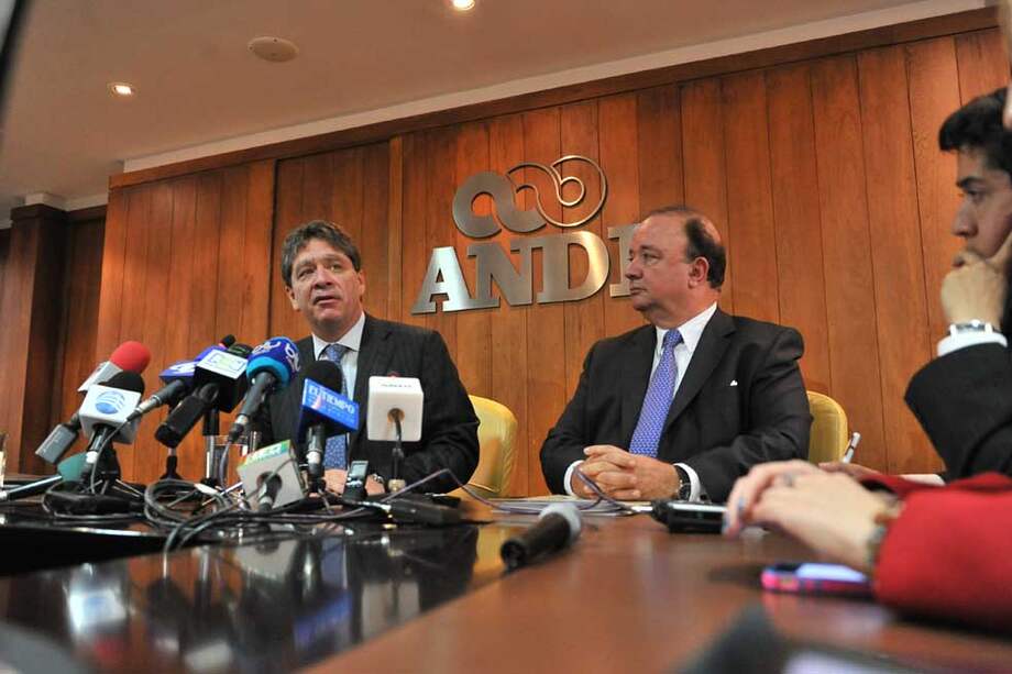 Bruce Mac Máster, nuevo presidente de la Andi, acompañado de Luis Carlos Villegas, el saliente. / Luis Ángel