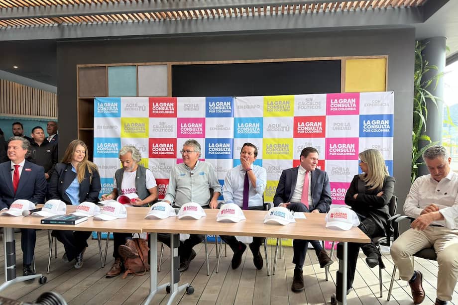 Candidatos de la Gran Coalición por Colombia: Aníbal Gaviria, Vicky Dávila, Juan Carlos Pinzón, David Luna, Mauricio Cárdenas, Juan Daniel Oviedo, Paloma Valencia y Juan Manuel Galán.