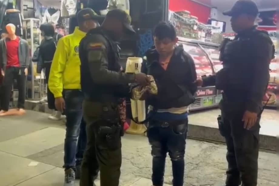 Policía Metropolitana de Bogotá, el hombre, de 21 años, fue sorprendido con una granada de fragmentación, panfletos extorsivos y un teléfono celular en el que realizaba las intimidaciones.